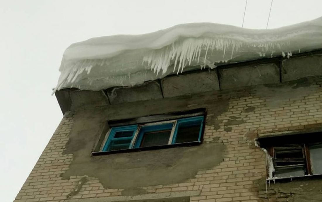Над головами жильцов пензенского дома висят страшные глыбы льда. Фото