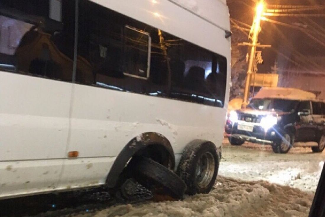 В Пензе маршрутка «подвернула» колесо