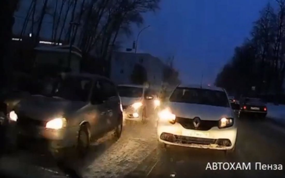 Пензенский водитель наказал ехавшего по встречке таксиста-автохама. Видео