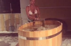 Анастасия Волочкова взялась за топор и эффектно забралась в купель