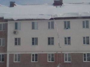 В пензенском многоквартирном доме вместе со снегом сходит часть крыши
