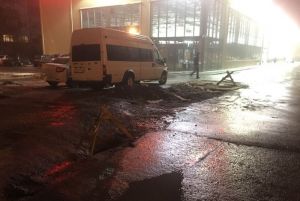 «Автомобили ложатся на пузо». На улице 8 Марта в Пензе разверзлась большая яма