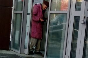 «Она бывший учитель литературы». Жители Пензы рассказали об избиениях просящей милостыню женщины