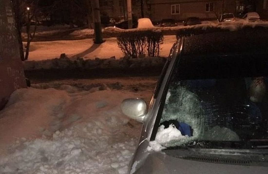 На улице Калинина в Пензе льдиной насквозь пробило стекло автомобиля. Фото
