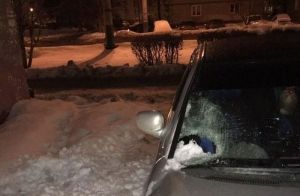 На улице Калинина в Пензе льдиной насквозь пробило стекло автомобиля. Фото