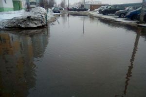 «Люди лезут на изгородь». На улице Антонова в Пензе горожане не могут обойти гигантскую лужу. Фото