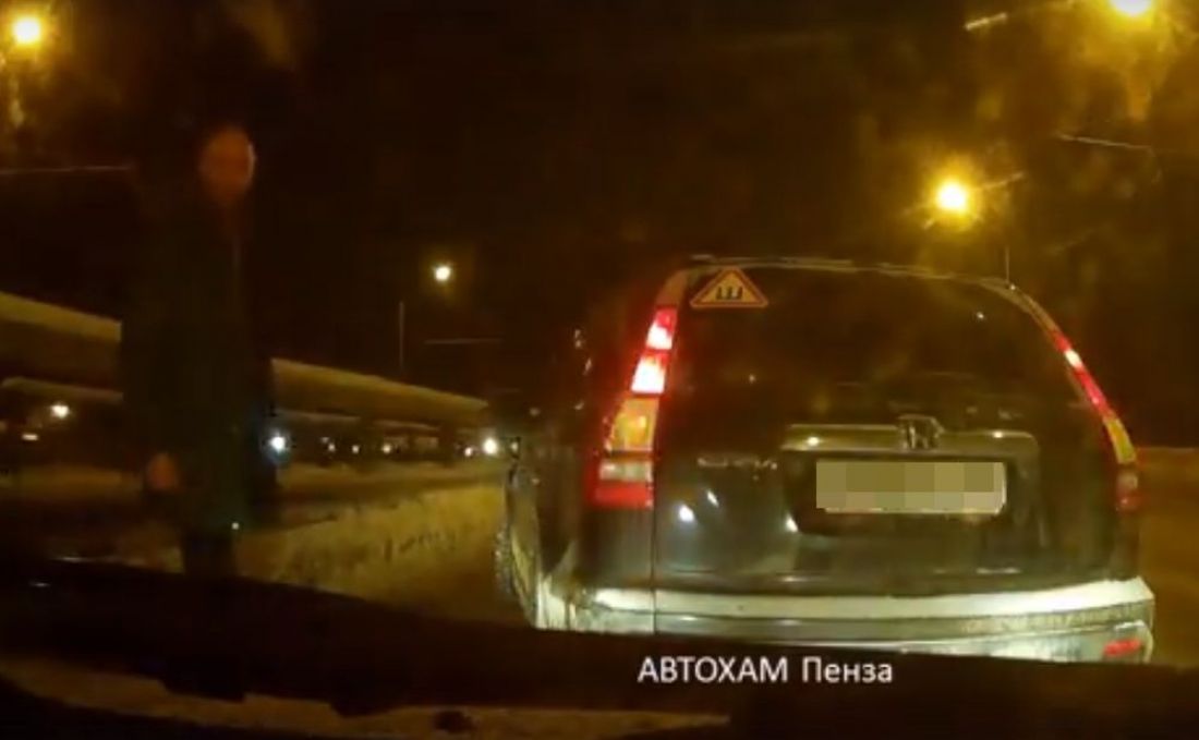 «Нормальных на видео нет». Пензенские водители устроили разборки на арбековском путепроводе