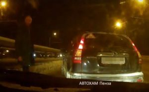 «Нормальных на видео нет». Пензенские водители устроили разборки на арбековском путепроводе