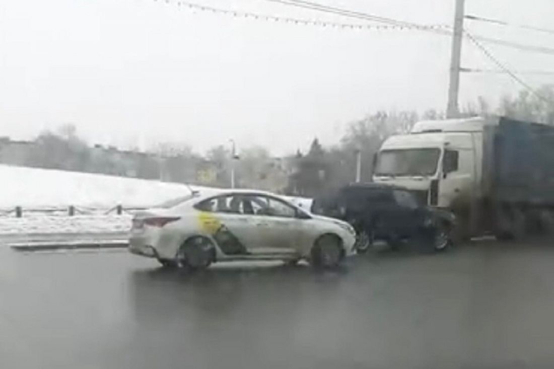 «Заблудился». В Пензе сняли, как водитель фуры ехал по встречной полосе по проспекту Победы