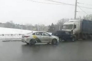 «Заблудился». В Пензе сняли, как водитель фуры ехал по встречной полосе по проспекту Победы