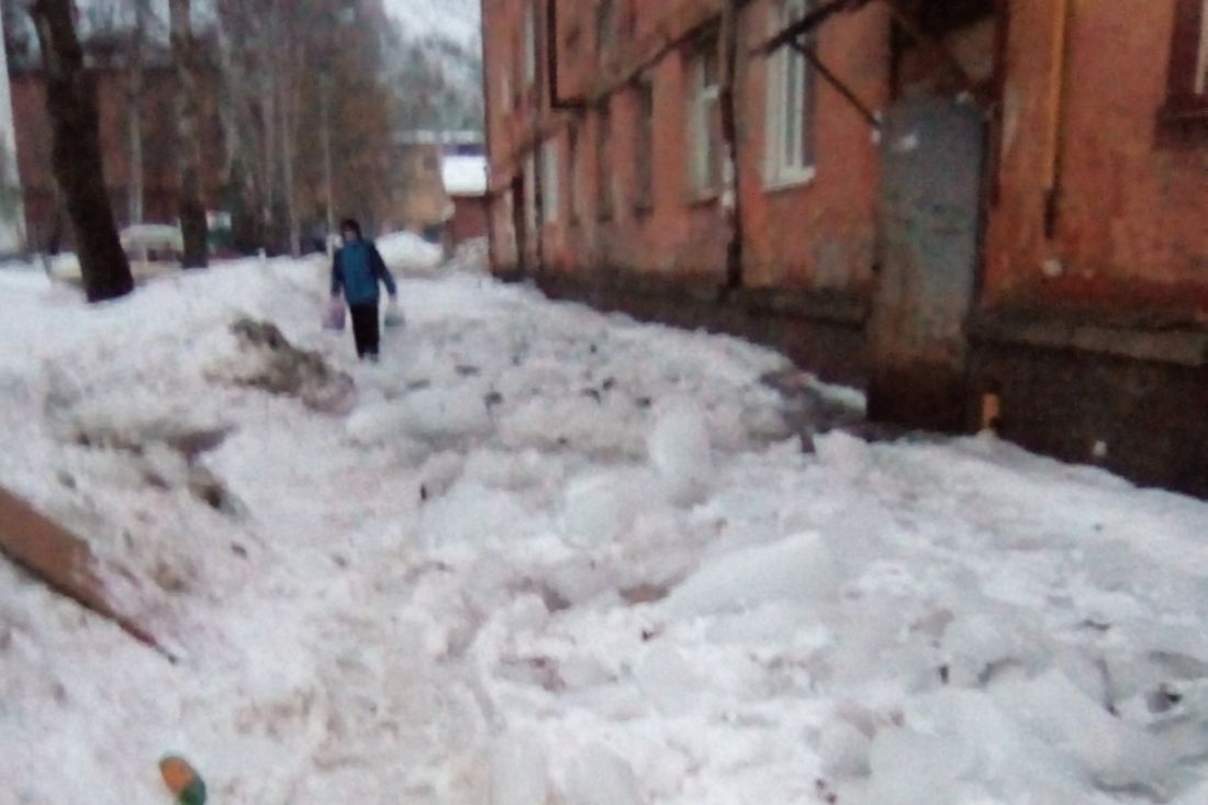 «Берегите головы». В Заводском районе Пензы люди пробираются к домам через ледяные глыбы