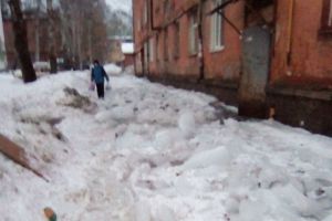 «Берегите головы». В Заводском районе Пензы люди пробираются к домам через ледяные глыбы