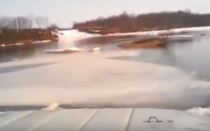 За рулем и по колено в воде. Пензенский рыбак опубликовал видео экстремальной переправы через реку