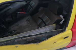 В Пензе изуродовали припаркованную во дворе машину