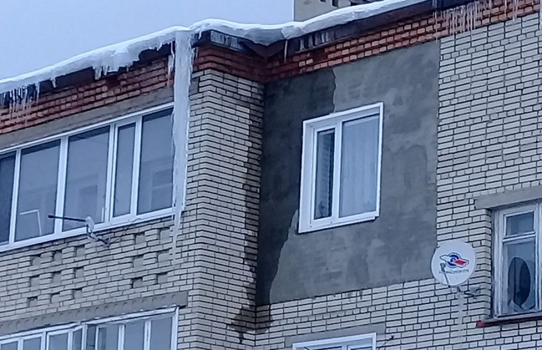 Кузнечане гадают, упадет ли на кого-нибудь ледяная глыба
