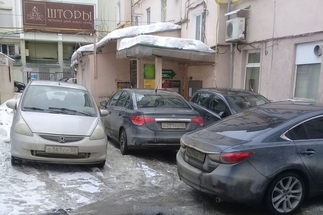 Жители домов на улице Московской в Пензе протестуют против паркующихся в их дворе