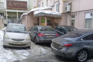 Жители домов на улице Московской в Пензе протестуют против паркующихся в их дворе