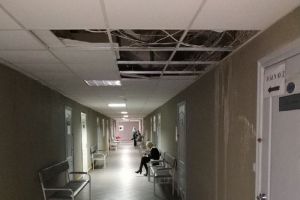 В пензенской поликлинике с потолка текут «ручьи»