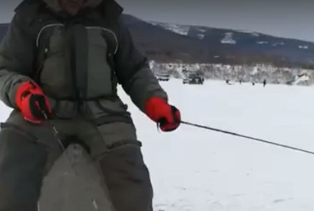 Когда реально клюет. Рыбак из Пензы показал мастер-класс ловли с двух рук. Видео