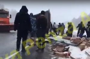 Трассу под Каменкой усыпало мясом. Видео