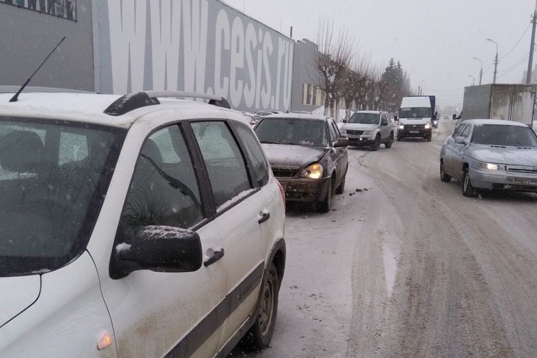 В Пензе легковушка «догнала» «ВАЗ» на светофоре