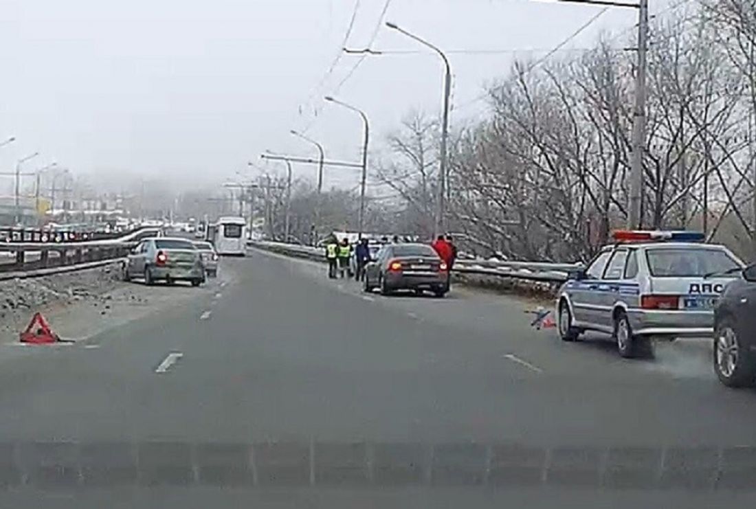 На арбековском путепроводе в ДТП помяло «легковушку»