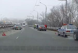 На арбековском путепроводе в ДТП помяло «легковушку»