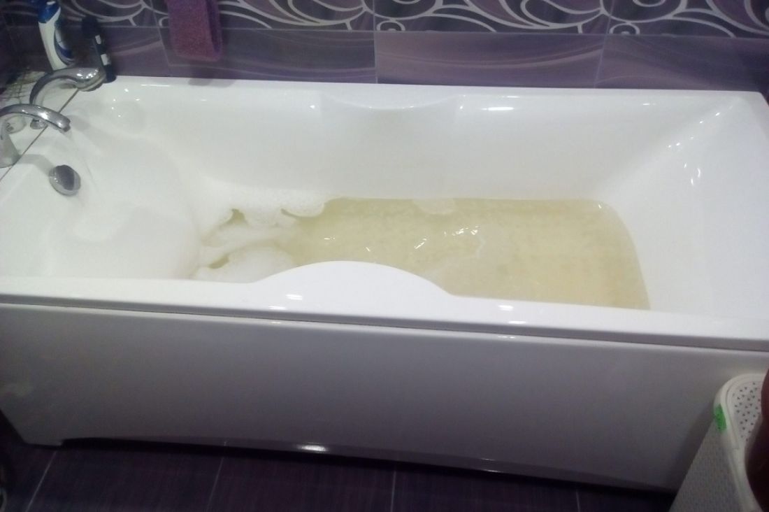 Житель Кузнецка устал отмывать ванну от грязной воды