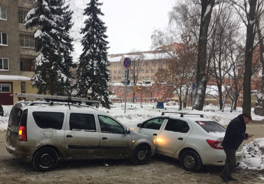 В Пензе автомобиль въехал другой машине в водительскую дверь