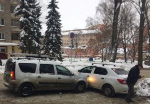 В Пензе автомобиль въехал другой машине в водительскую дверь