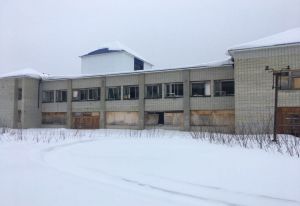 Стекло, шприцы и лопухи. Дом культуры в Пензенской области стал пристанищем наркоманов