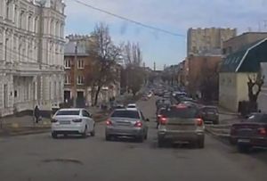 «Двойной обгон». В Пензе на улице Володарского машина промчалась по встречке и едва не попала в ДТП