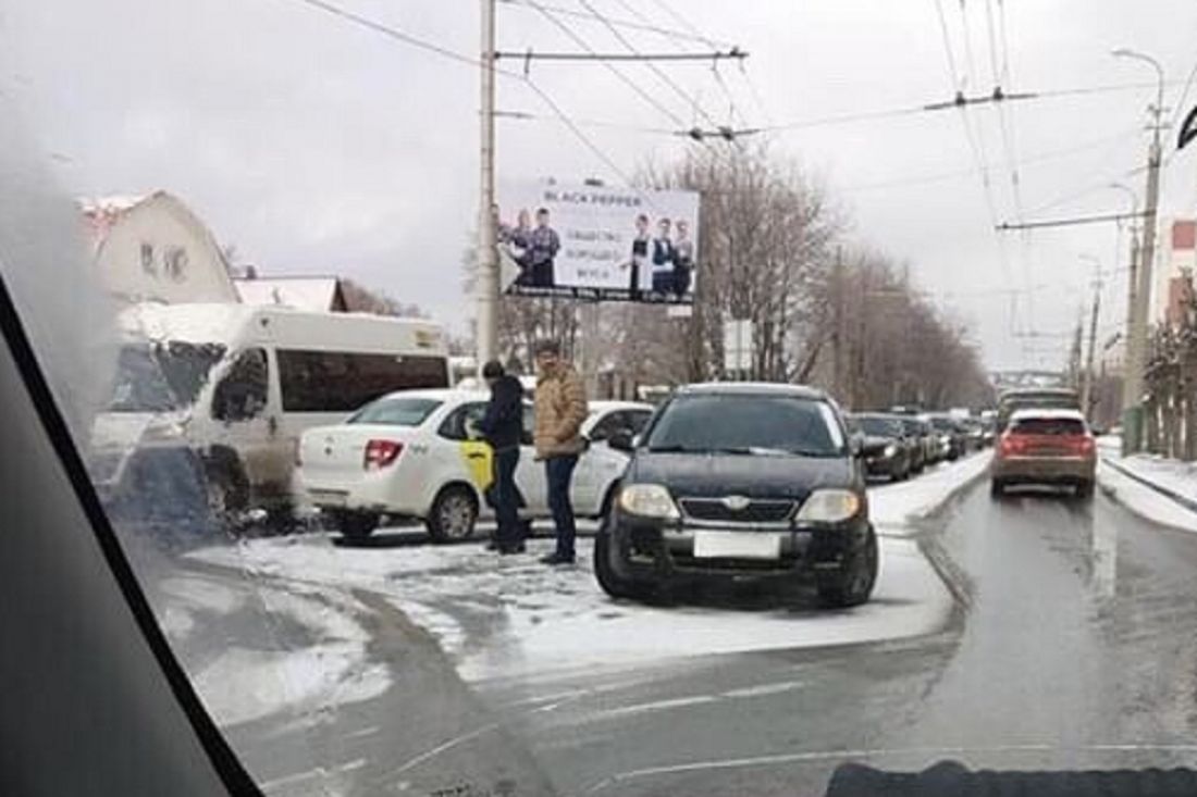 Авария с «Яндекс. Такси» затруднила движение в центре Пензы
