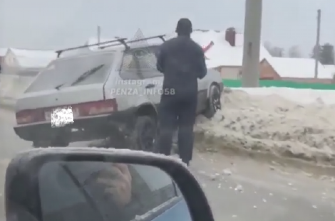 В Пензе легковушка после заноса угодила в сугроб. Видео
