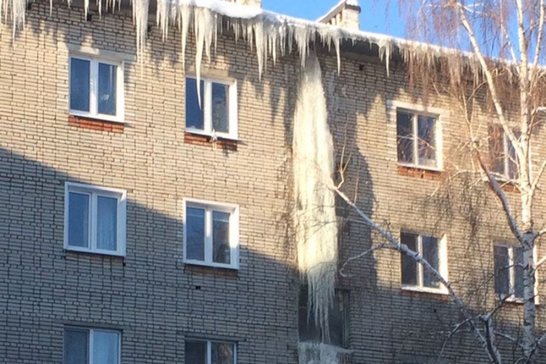Монструозная сосулька нависла над входом в пензенский подъезд. Фото