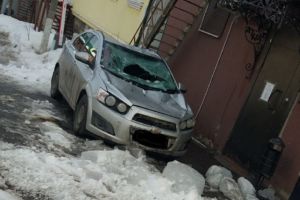 Глыба льда пробила капот, крышу и лобовое стекло иномарки в Пензе