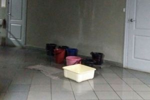 В пензенской поликлинике на улице Аустрина снова льется с потолка