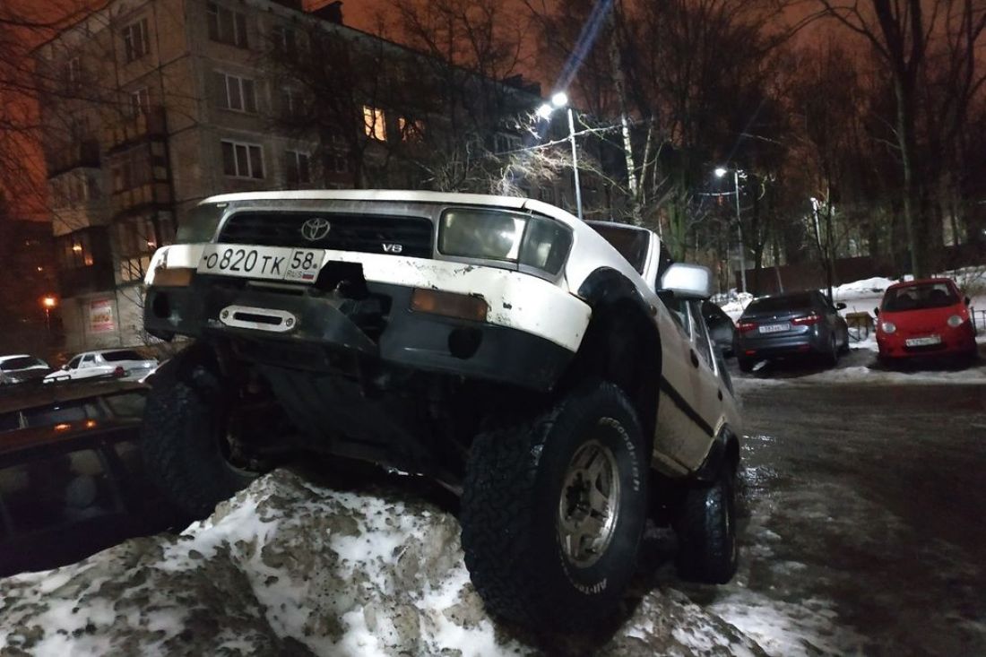 Пензенец припарковался в Санкт-Петербурге под 45-градусным углом. Фото