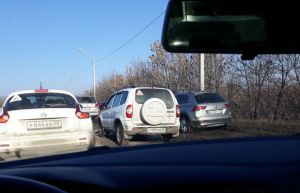 Пензенские «автохамы» объезжают пробки по третьей полосе на обочине