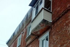 «Будет оттепель – сами упадут». В райцентре Пензенской области рискуют жизнями детей