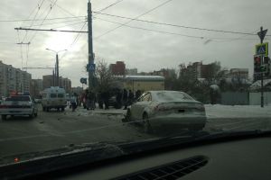 В Пензе в результате ДТП машину выбросило на тротуар