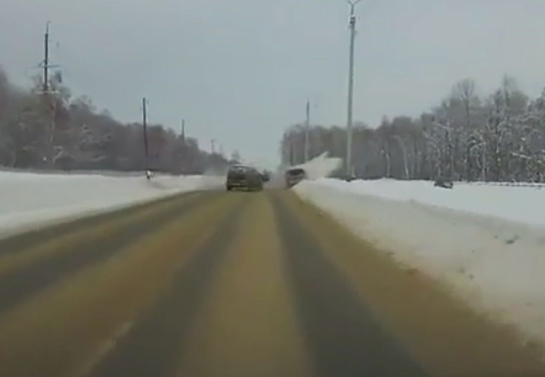 На видео попадал момент, как в Пензе легковушка влетела во встречную машину