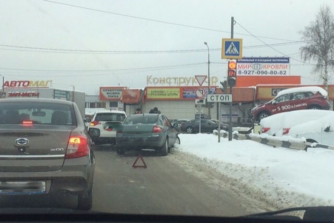 В Пензе из-за столкновения легковушек в районе улицы Измайлова образовался затор