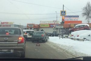 В Пензе из-за столкновения легковушек в районе улицы Измайлова образовался затор