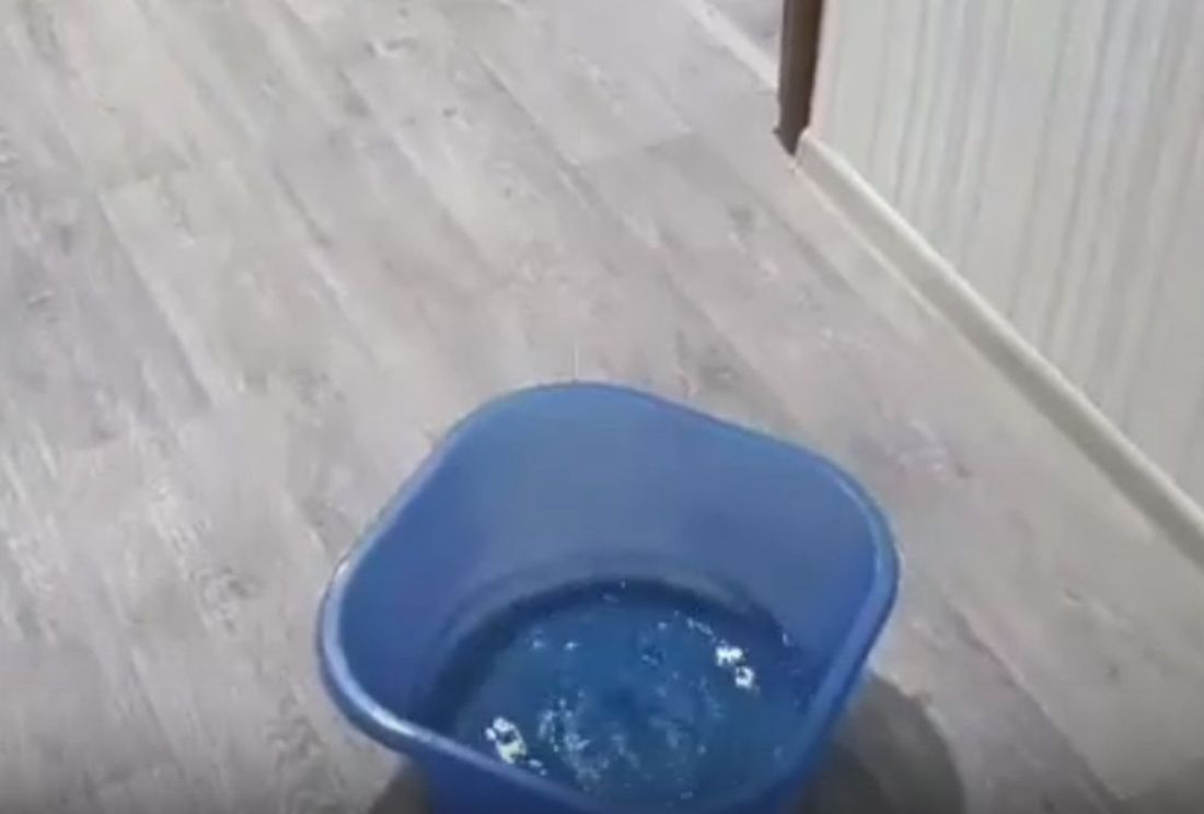 В пензенской квартире с потолка пошел дождь. Видео