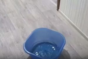 В пензенской квартире с потолка пошел дождь. Видео