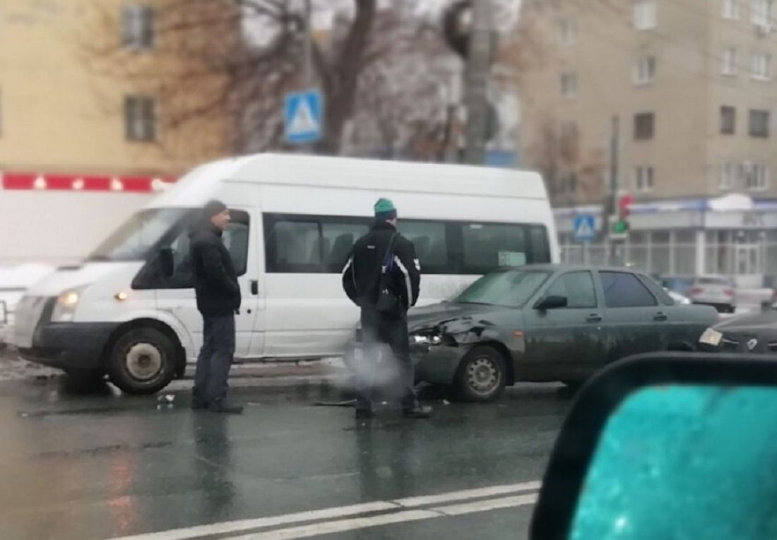 В ДТП возле пензенского ЗАГСа перед легковушки треснул, как скорлупа