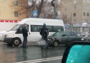 В ДТП возле пензенского ЗАГСа перед легковушки треснул, как скорлупа