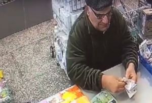 В Кузнецке Пензенской области на видео попал магазинный мошенник с ловкими руками
