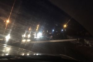 В Пензе упавший столб перегородил дорогу на улице Ладожской